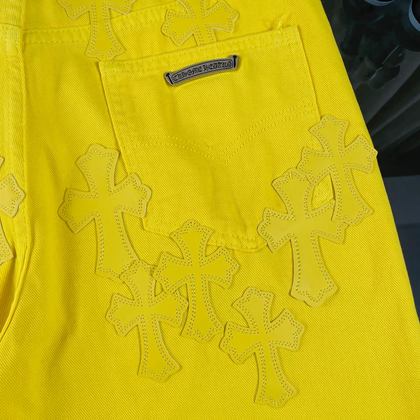 P270 CH Chromehearts 2025 new Paris-limited yellow large cross jeans, top ceiling quality, styles with different wash textures, very friendly to people with thin legs and thick legs, the straight and loose version is very flattering to the leg shape, the moderate length that never goes out of style, easy and casual to match, the basic style of various styles, a must-have in the wardrobe! The fabric is stiff but also makes the upper body soft without losing texture. The washing process is even more perfect. It is a must-have item for everyone! ! ! Washed wheat, hang tag, pants label, three complete labels, color: yellow, size: 28, 30, 32, 34